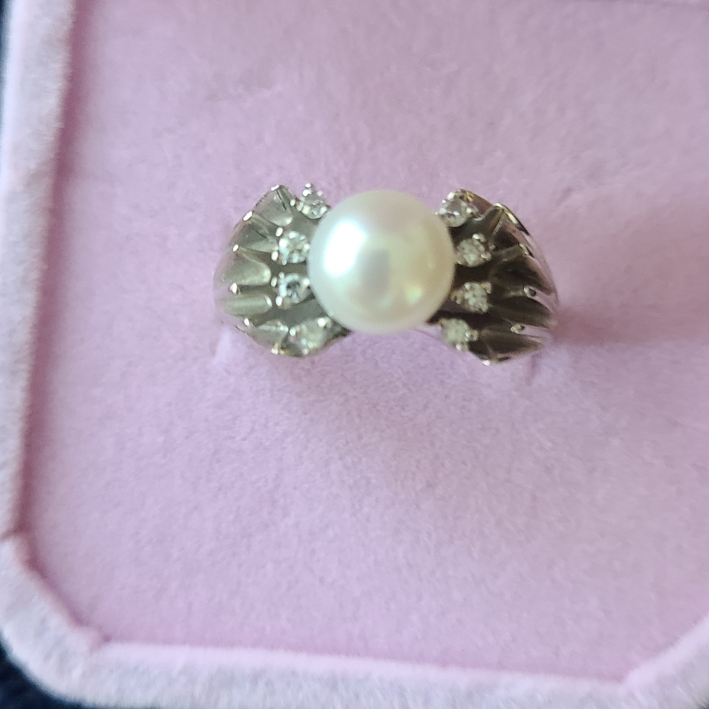 Cultured Pearl ring with man made diamonds. Size 7.25
